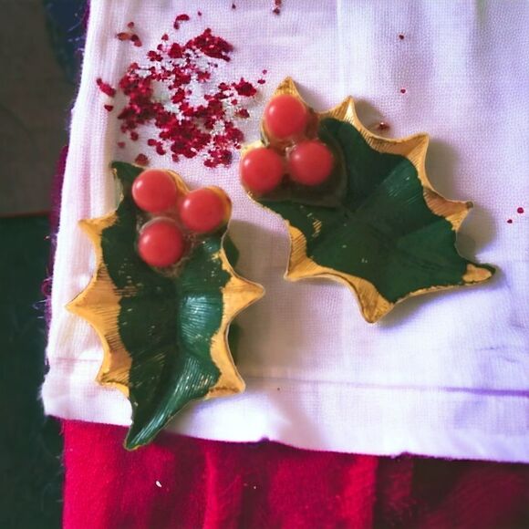 Vintage Holly Leaf Earrings Berry Clip Ons Metal Gold Tone Painted Celluloid MCM - Picture 1 of 16